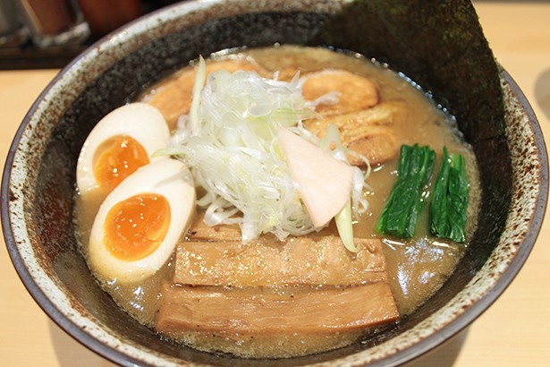 葛飾区亀有にある名店、つけ麺 道で2日間だけの限定メニューとなった「超濃厚魚介豚骨醤油らーめん」(1000円)