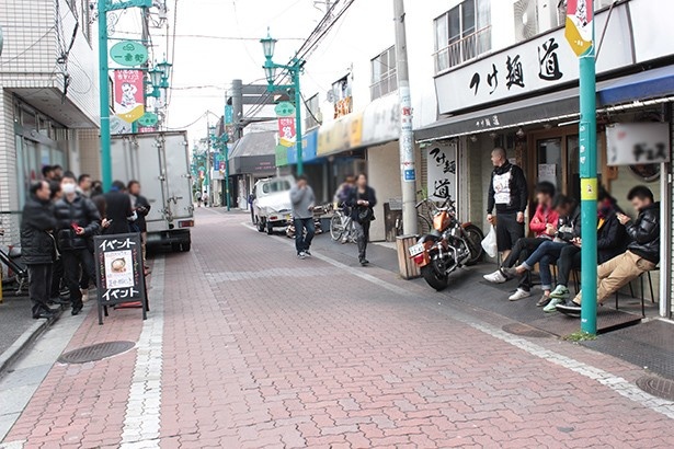 2日間限定ラーメンを求めて、開店から長蛇の列