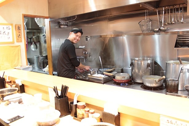 笑顔を見せる店主の長濱洸也さん