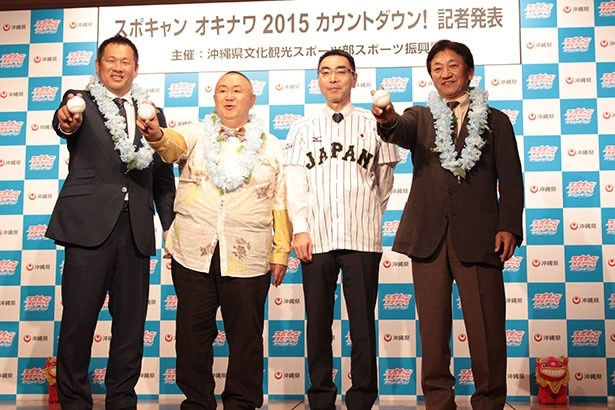 沖縄県文化観光スポーツ部の渡久地一浩さんは、侍ジャパンのユニフォームを着て記念撮影に臨んだ