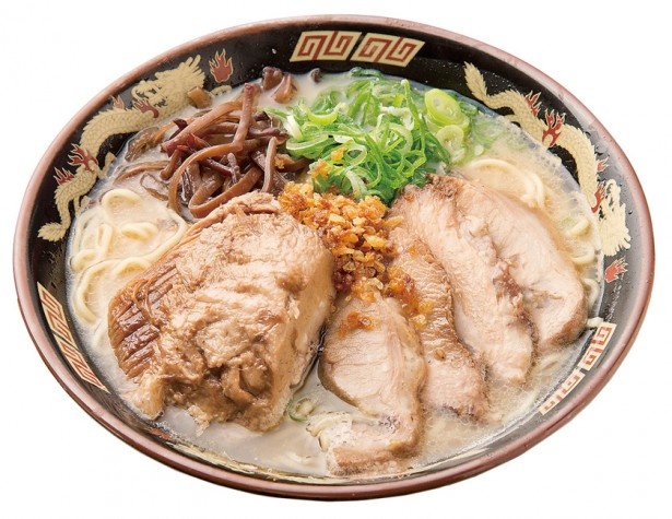 【写真を見る】丼いっぱいの“とろ角煮”が自慢！鹿児島らーめん 豚とろ「とろ角煮入り豚とろラーメン」