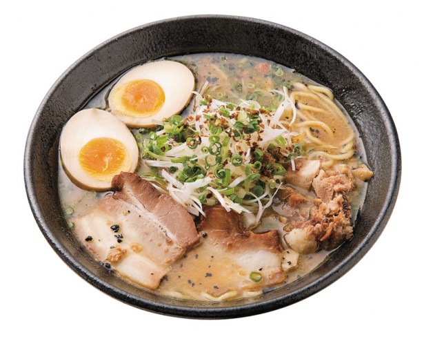 麺屋 二郎「カレー豚骨ラーメン」。カレーと豚骨という大胆な組み合わせにも関わらずマイルドな味わい