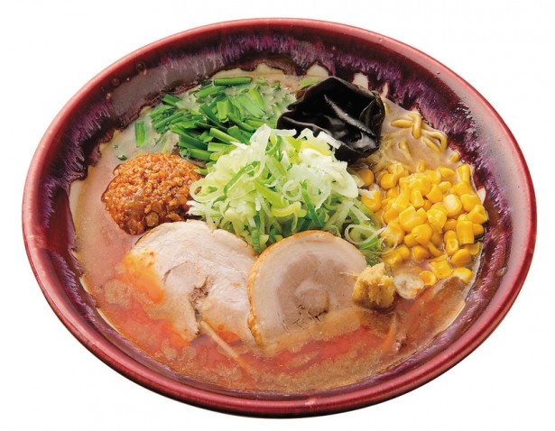 札幌らーめん 大地「辛味噌らーめん」。辛肉味噌をスープにときながら味の変化を楽しんで