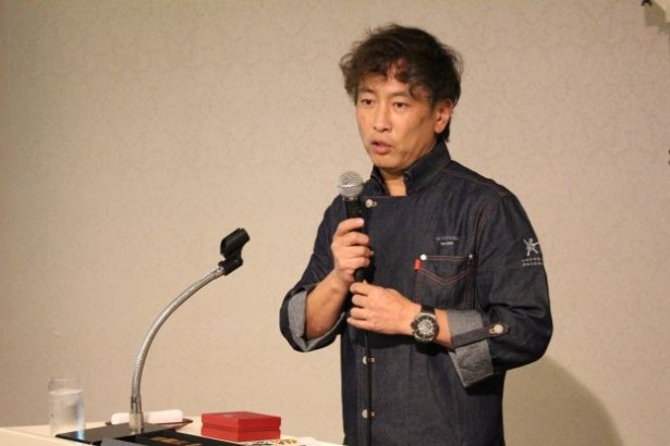 ショコラへの熱い想いを交えながら、新作コレクションを解説する小山進氏