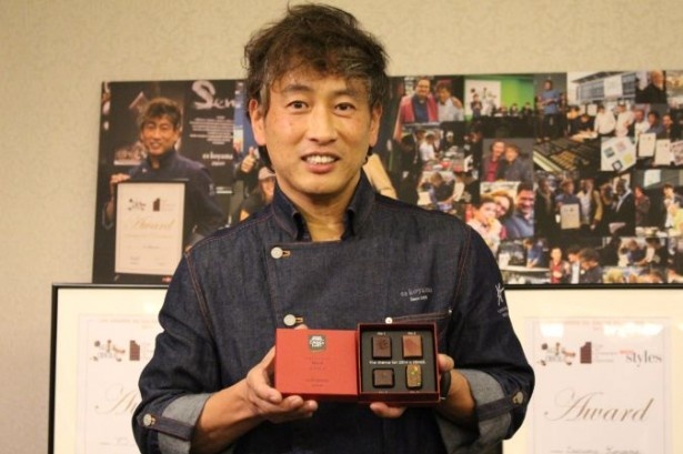 サロン・デュ・ショコラでの受賞作を手に微笑む小山進氏