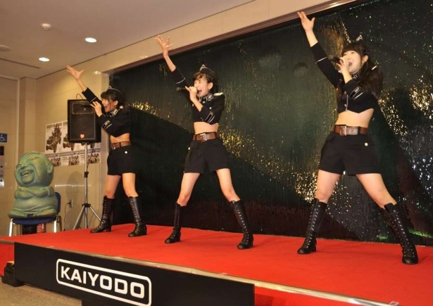 特設ステージでダイナミックな踊りと歌を披露するはちきんガールズ。左から梶原妃菜子、川村あやの、石川彩楓　