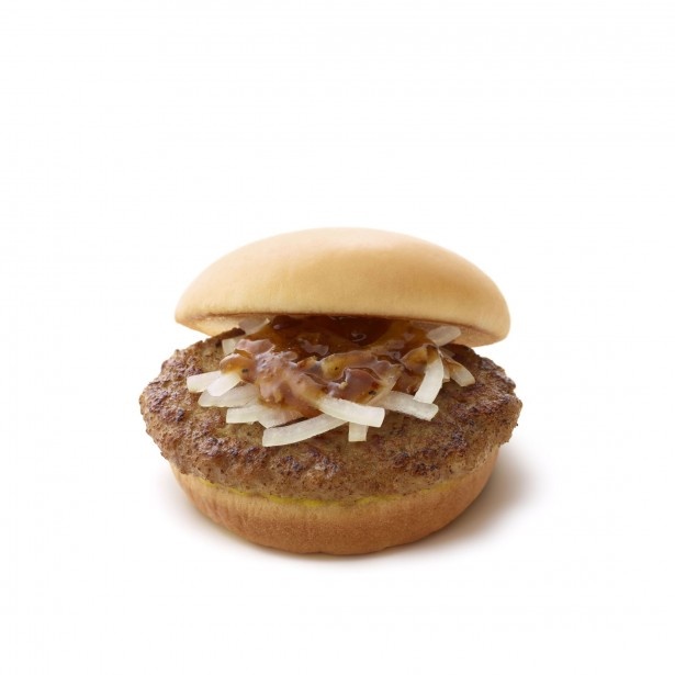【写真を見る】国産肉100％使用のハンバーグにオニオンスライスをのせ、国産丸大豆醤油ベースの“醤油ソース”をかけた定番商品「とびきりハンバーグサンド プレーン」(380円)