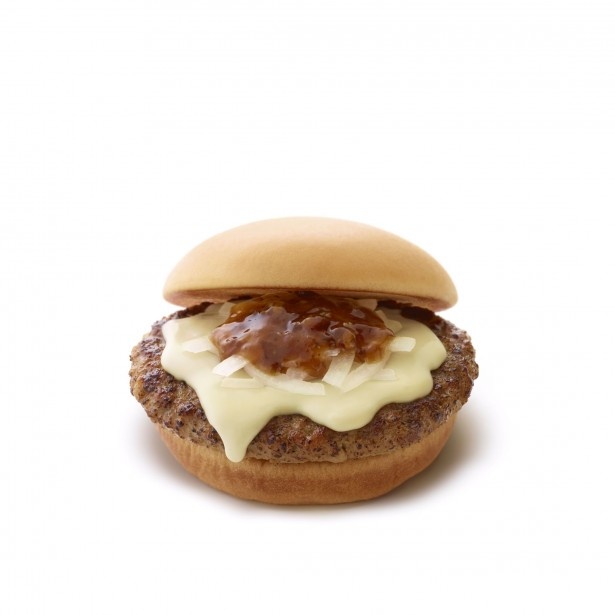 ハンバーグに、国産バター使用のオリジナルチーズ、北海道産ゴーダチーズ、オニオンスライス、醤油ソースの組み合わせが絶妙な定番商品「とびきりハンバーグサンド チーズ」(410円)