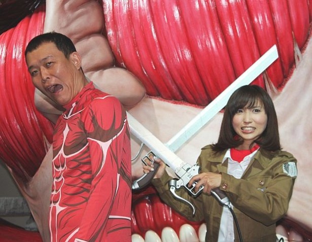 【写真を見る】うなじを切られる千原せいじ！作品のワンシーンを再現した