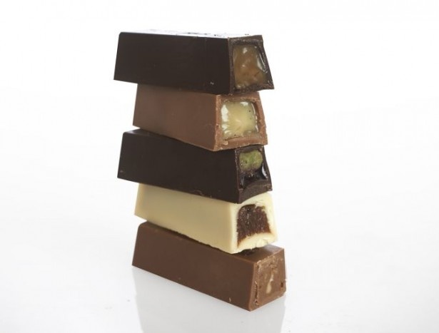 フレーバーに注目して欲しいというシェフの想いから、チョコレートのデザインはシンプルなスティック状に統一されている