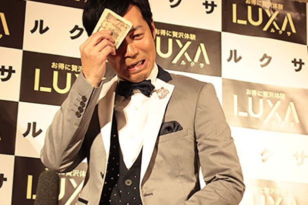 一万円札で汗をふく定番のギャグも炸裂！