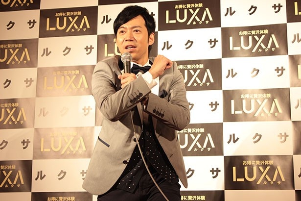 【写真を見る】「アズルクサ！」とポーズを決めたつもりだったが、反応は薄く「この空気感は記事にしないでいただきたい」と東