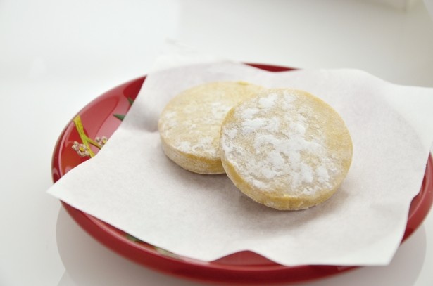 これが知る人ぞ知る沖縄の銘菓「黄金(くがに)ちんすこう」だ！2013年開催の菓子の祭典「第26回全国菓子大博覧会」で金賞を受賞した逸品