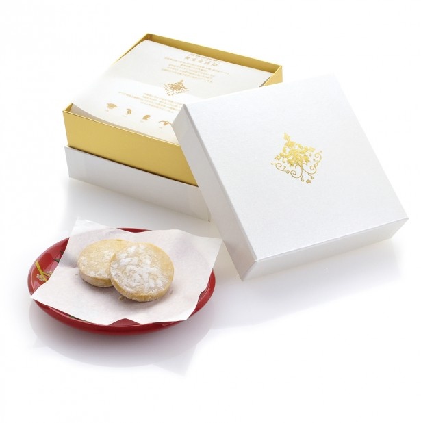 【写真を見る】まるでジュエリーボックスのような高級感あるパッケージの「黄金ちんすこう 琉球エンブレム贈答用(1500円・税別、16個入り)」