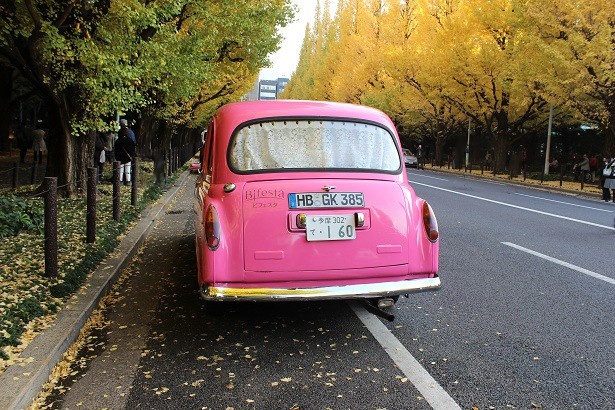 街でこのタクシーを見かけると幸せになれるのだとか