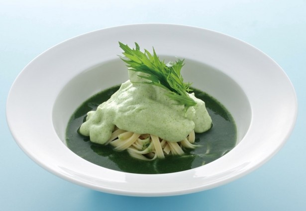 【写真を見る】野菜の苦みが刺激的な「グリーンパスタ フェットチーネ」(九州エリア950円、関東エリア980円)