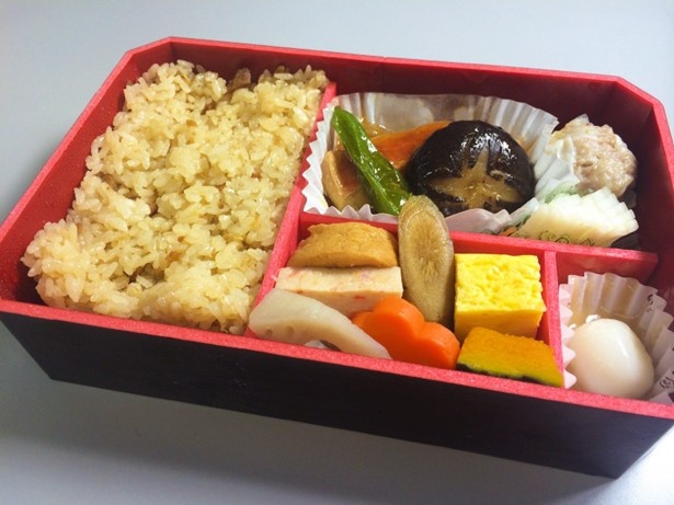 「金目鯛ごはん弁当」(1100円)は調理法が異なる2種類の金目鯛が味わえる