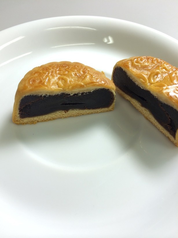 「横濱月餅 チョコ＆チョコ」（1個/160円）はクリスマスやバレンタインデーなどのギフトにもオススメ