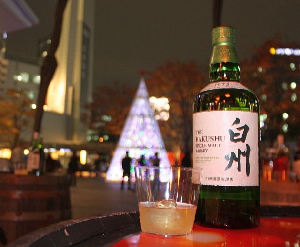 【写真を見る】美しいイルミネーションを見ながらウイスキーの飲み比べ！