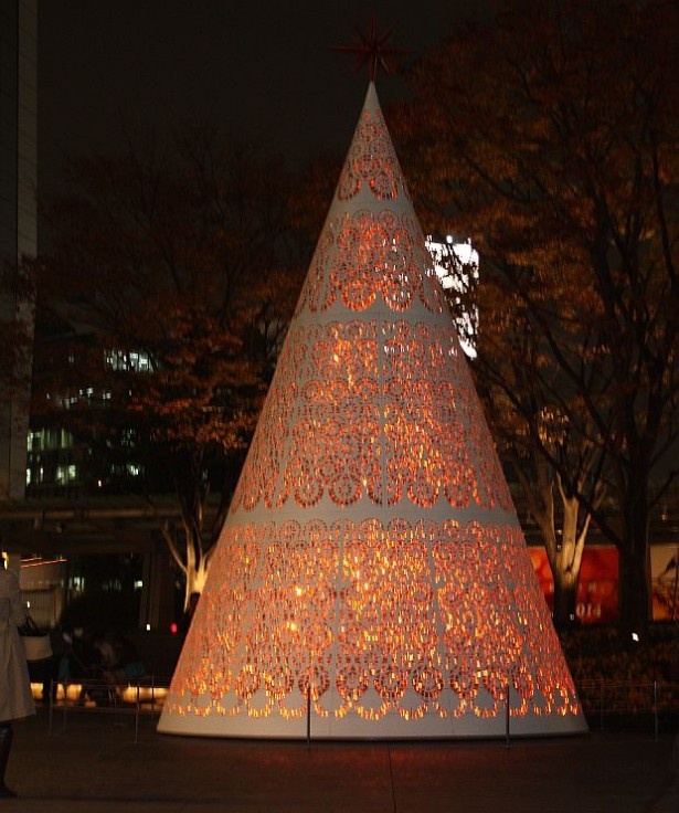「ワールド・ウイスキー＆イルミネーション」のクリスマスツリー。クリスマスツリーは毎日17時から24時まで点灯している