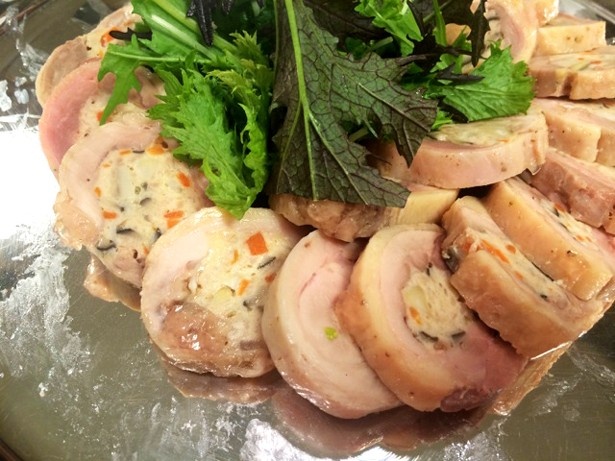 「Bistro BeBe」の「鶏ももの詰めもの」