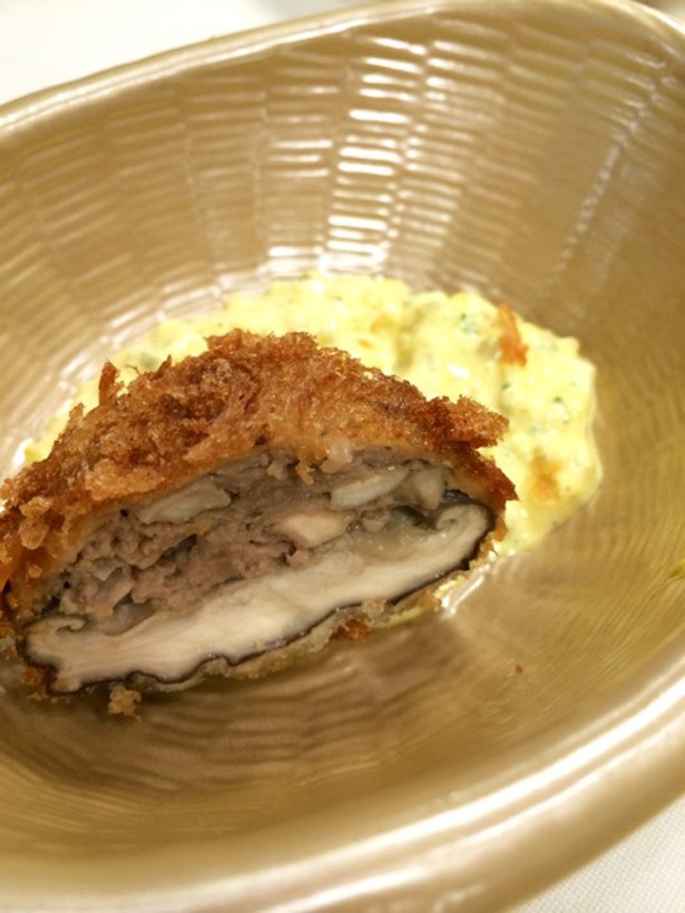 「WINE HALL 元町倶楽部」の「いわて産 しいたけ肉詰め　メンチ 特製タルタルソース添え」