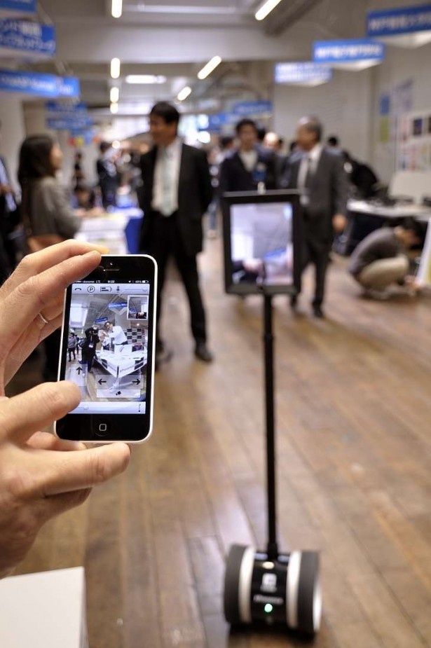 iPhoneで操作するコミュニケーションロボット「Double Robotics」。iPhoneの映像がiPadに表示され、コミュニケーションが取れる