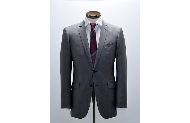 Collection Model Suit（3万9900円）。シャツは3990円、ネクタイは2940円といずれもリーズナブル