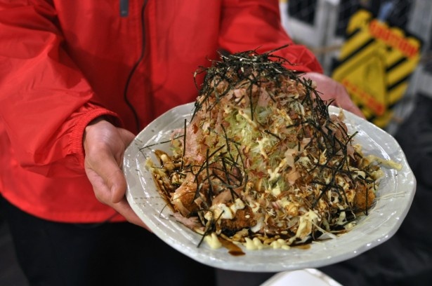 ボリュームがあり、シェアするのにもってこいな「山盛りかきフライ～がんがん亭お好み焼き風～」(1800円)。