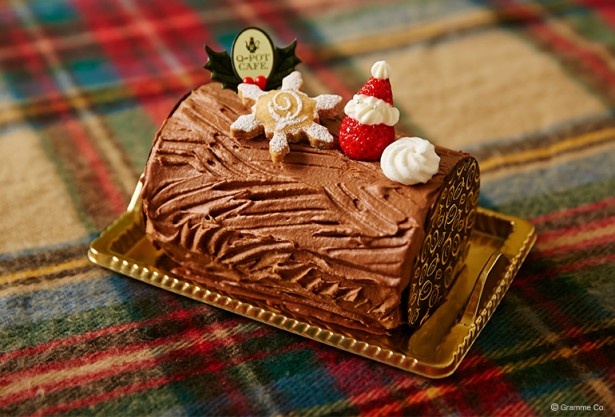 【写真を見る】予約限定のクリスマスケーキ「ブッシュ・ド・ノエル」(3000円)。イチゴとホイップクリームで作ったサンタクロースがキュート！