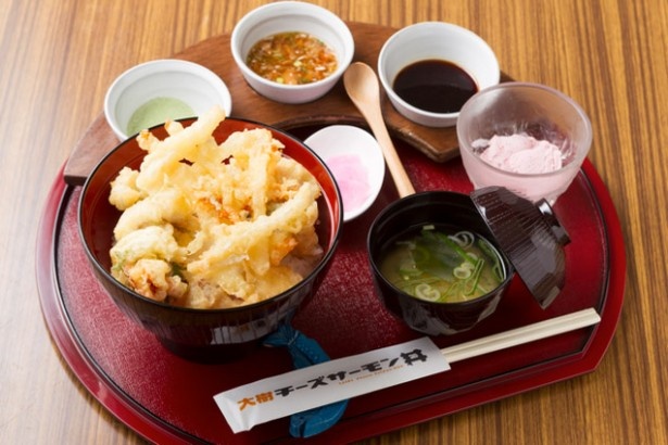 【写真を見る】ホエー豚で有名な「源ファーム」のベーコンの天ぷらが入る、晩成温泉 こむぎ食堂の丼