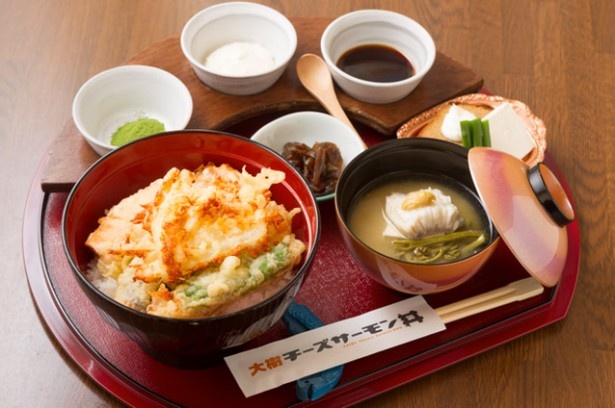 つけダレのタルタルソースが特徴的な一膳食堂