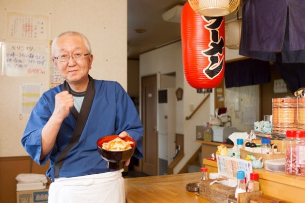 一膳食堂では、経験豊富な店主が腕を振るう