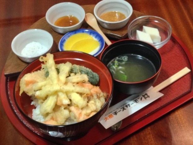人気ラーメン店の赤門では、中華スープが付いてくる