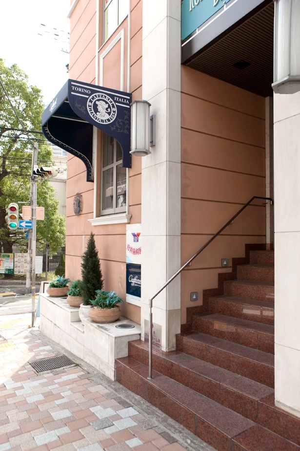 神戸トアロード沿いに店を構える