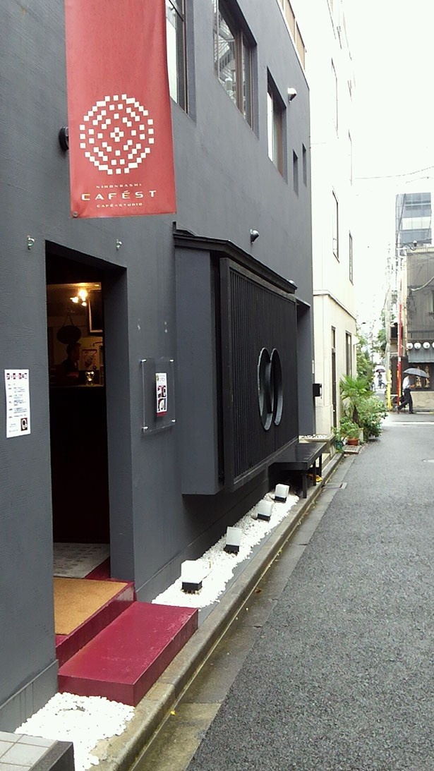 人形町駅近くにある日本橋カフェストは狭い路地を入ったところにある