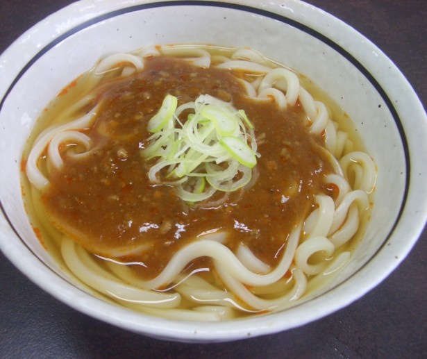 【写真を見る】ピリ辛が好きな人におすすめなのが「坦々風うどん」(500円)