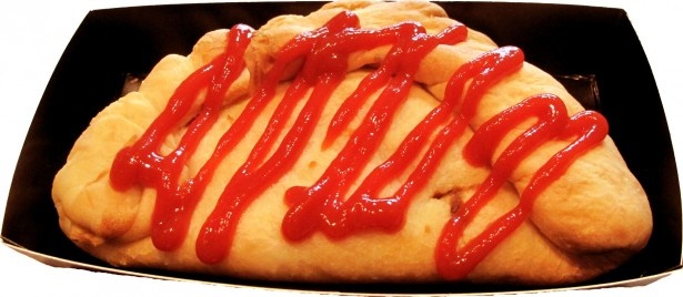 「手包みピザ(トマト＆ソーセージ)」(300円)もおすすめだ