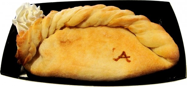 「手包みピザ(アップルカスタード)」(300円)は、食後のデザートにもぴったり