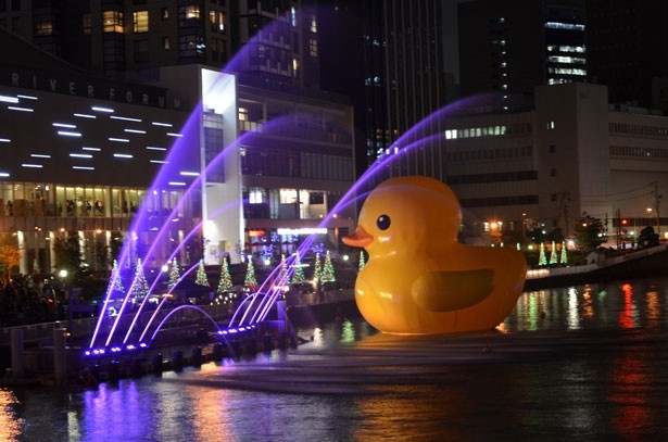 かわいいダックと噴水がコラボ