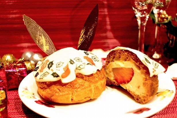 【写真を見る】クリスマスケーキをイメージした「ノエル」(520円)。バニラビーンズ入りのカスタードクリームに、フレッシュなイチゴを合わせた華やかな味わいだ