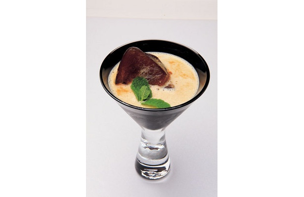 コーヒーの氷で恐竜が絶滅した氷河期をイメージ。ディーノ／￥800／Lounge R