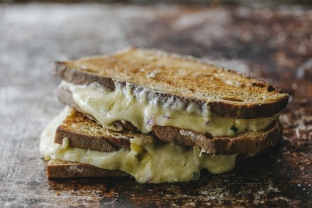 イギリス・ロンドンで、連日行列ができるほどの人気を博す「グリルチーズサンド」(880円)。トッピングには「ポテト」(180円)を用意