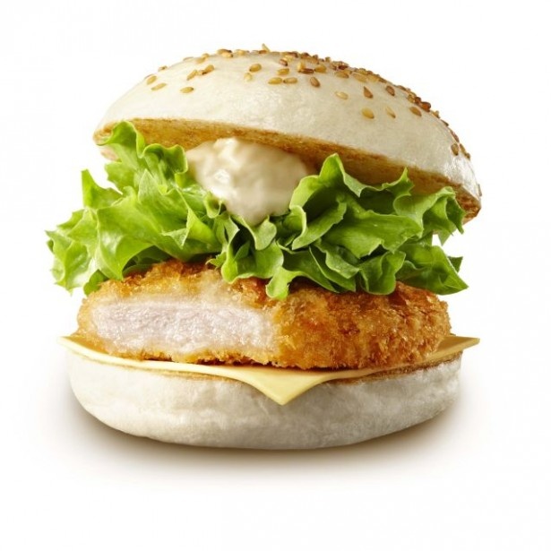 【写真を見る】「ちょっと贅沢 塩麹ロースカツバーガー」(500円)は、もっちりとした特性バンズがロースカツをより一層引き立てる！