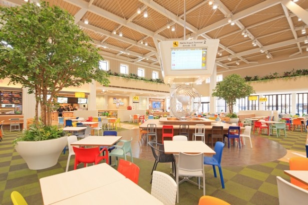 空港をモチーフにしたフードコート。ポップなカラーで、子供も喜びそう!!