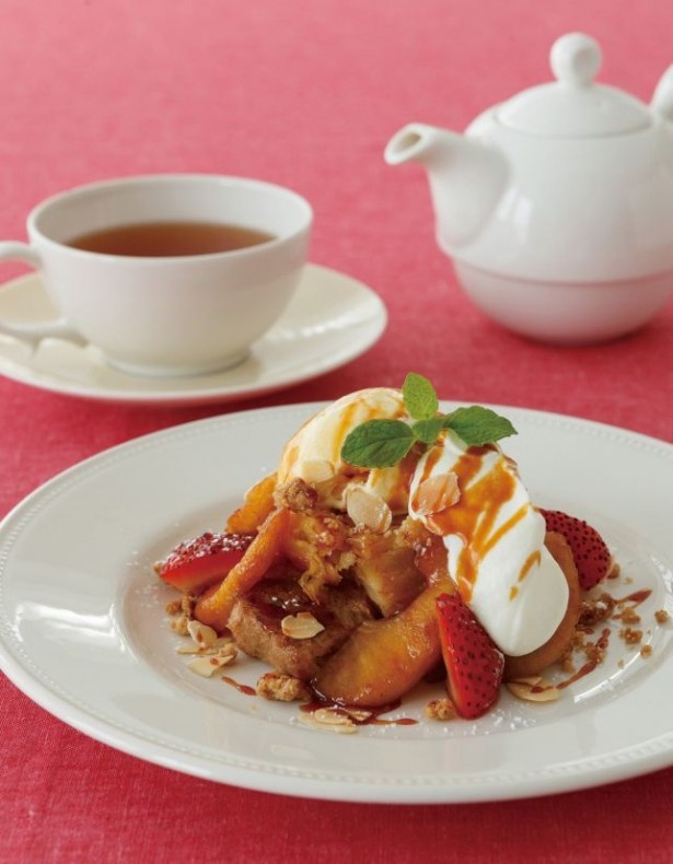 「アップルパイフレンチトースト」(1400円、紅茶付き)は、看板メニューのアップルパイと、紅茶が香るフレンチトーストを贅沢に組み合わせた