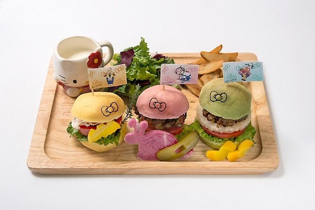 3種類のハンバーガーが楽しめる「バーガー物語」(2030円)