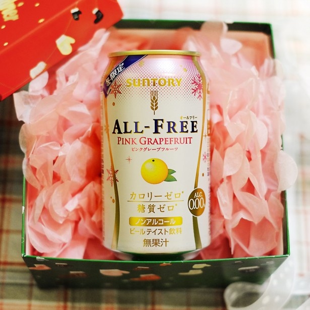 【写真を見る】パーティーシーンにもぴったりな、スタイリッシュで華やかなパッケージデザイン