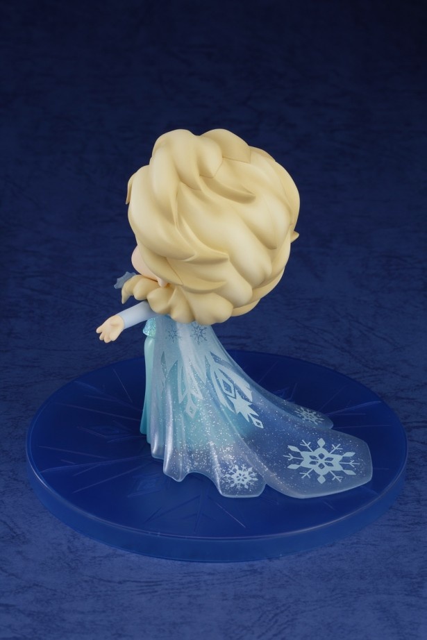 うっすらと浮かぶ雪の結晶模様まで綺麗に再現したドレスは、氷の城をモチーフにした特別台座の上に立たせることで、さらに神秘的に映える