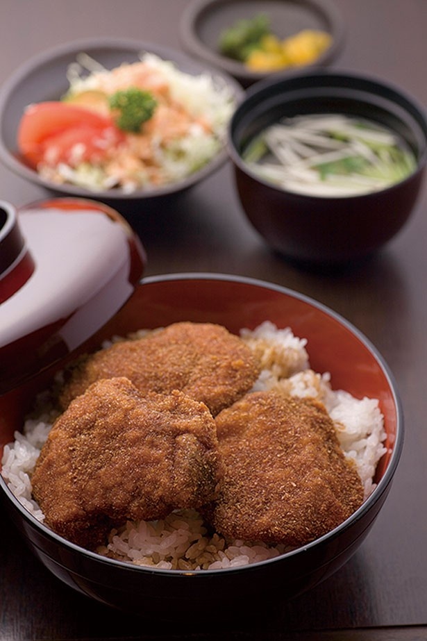 グルメ特集のテーマは丼。おいしいお店をじゃらん編集部と本誌編集部がガチで選んだお店が大集合！写真は大阪・天神橋六丁目「喜多呂」のヒレカツ丼